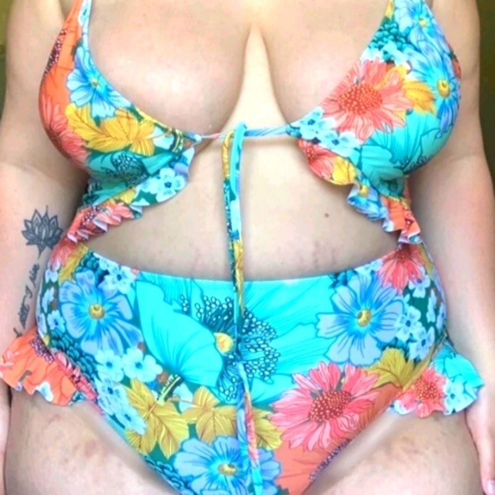 Cut-out MULTICOLORED FLORAL CUT OUT KNOT RUFFLE SWIMSUIT SZ 3X